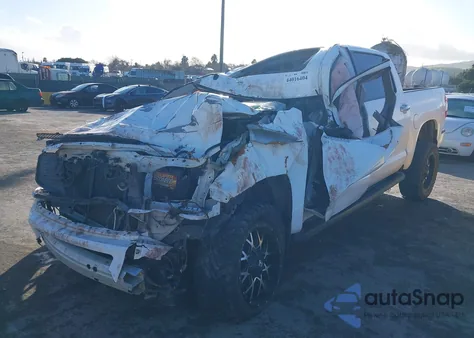 2017 Toyota Tundra Platinum 5.7L V8 z USA, uszkodzony, nr VIN 5TFAY5F11HX601902